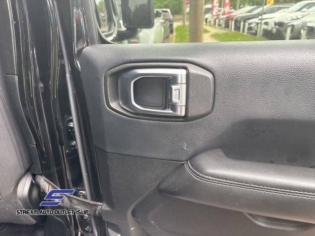 Used 2018 Jeep Wrangler Unlimited Sahara AWD/4WD image 17