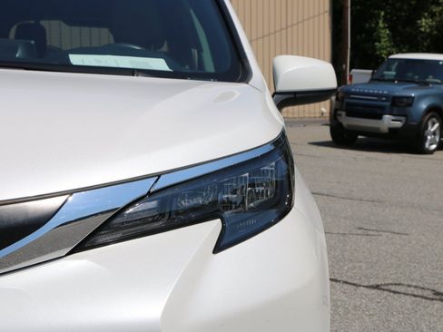 Used 2024 Toyota Sienna XLE w/ XLE Plus Package FWD image 13