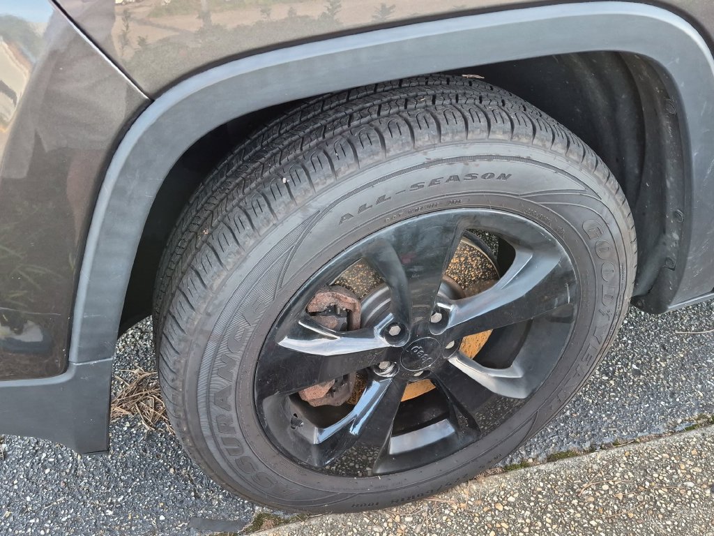 Used 2018 Jeep Cherokee Latitude w/ Altitude Package AWD/4WD image 7