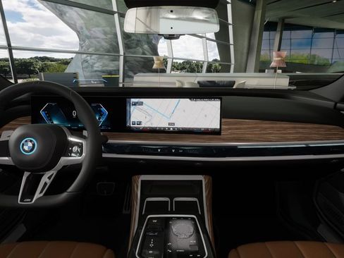 New 2026 BMW 750e xDrive w/ Executive Package image 36