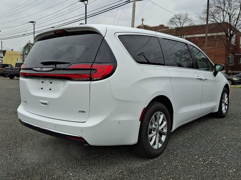 Used 2025 Chrysler Pacifica Select image 6