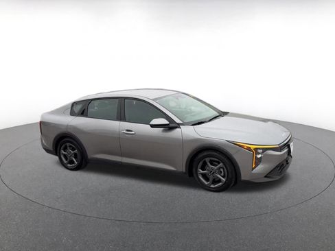 Used 2025 Kia K4 LXS image 1