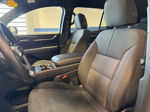 Used 2025 GMC Acadia Elevation image 19