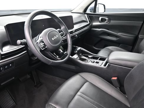 Used 2024 Kia Sorento EX w/ Panoramic Sunroof Package image 10