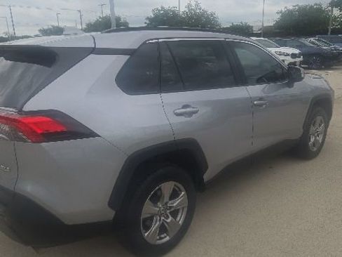 Used 2022 Toyota RAV4 XLE w/ Convenience Package FWD image 3