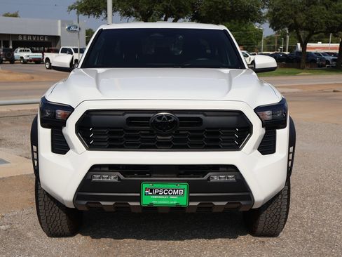 Used 2024 Toyota Tacoma TRD Off-Road AWD/4WD image 4
