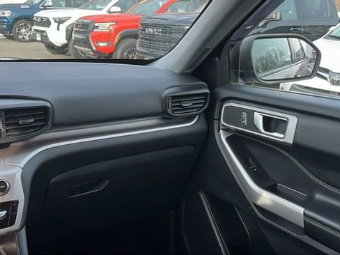 Used 2022 Ford Explorer XLT image 22