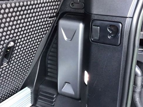 Used 2023 Land Rover Defender 90 SE image 13