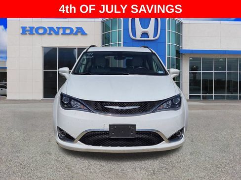 Used 2017 Chrysler Pacifica Touring-L w/ Tire & Wheel Group FWD image 2