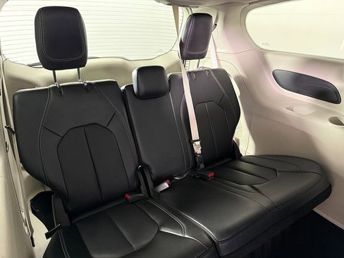 Used 2024 Chrysler Pacifica Touring-L image 29
