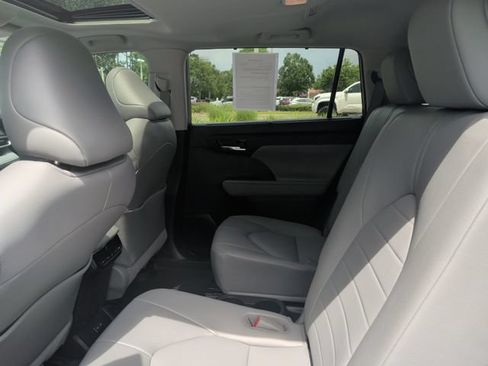 Used 2022 Toyota Highlander XLE FWD image 30