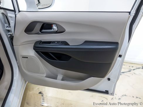 Used 2018 Chrysler Pacifica Limited image 32