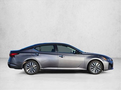 Used 2024 Nissan Altima 2.5 SV image 4