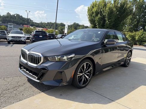 Used 2027 BMW 530i w/ M Sport Package RWD image 4