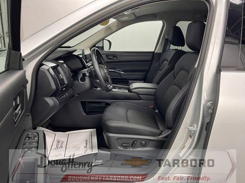 Used 2025 Nissan Pathfinder SV FWD image 31