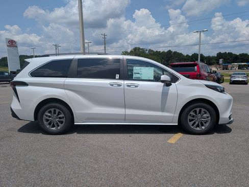 New 2026 Toyota Sienna XLE FWD image 6