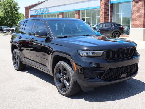 Used 2024 Jeep Grand Cherokee Altitude AWD/4WD image 4