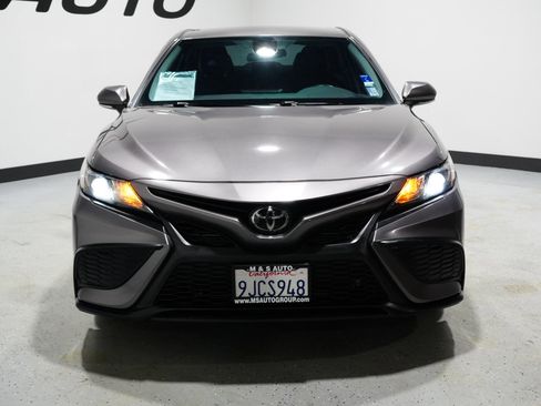 Used 2023 Toyota Camry SE image 3