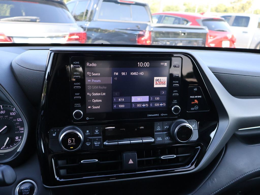 Used 2020 Toyota Highlander XLE AWD/4WD image 21
