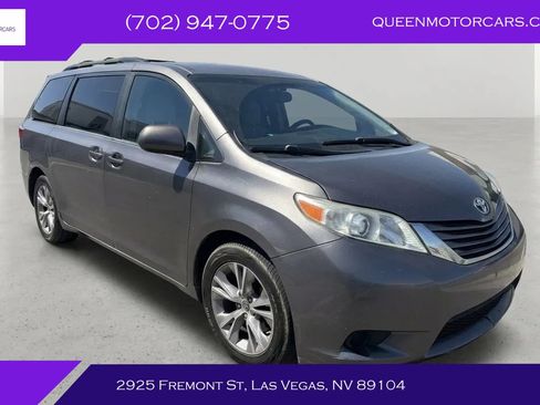 Used 2015 Toyota Sienna LE image 1