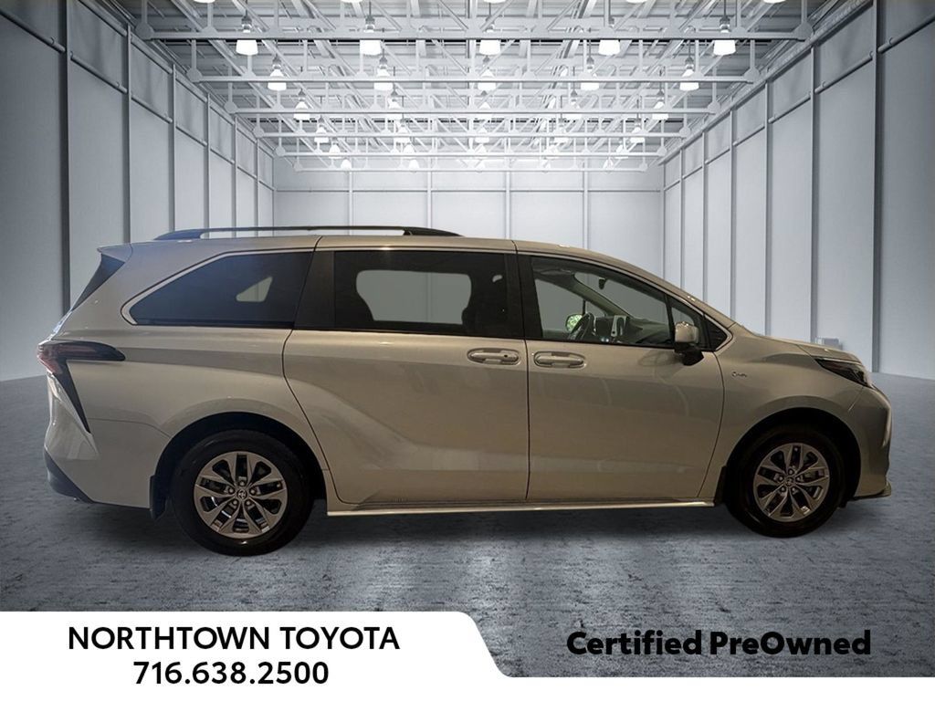 Used 2025 Toyota Sienna LE w/ LE Plus Package AWD/4WD image 3