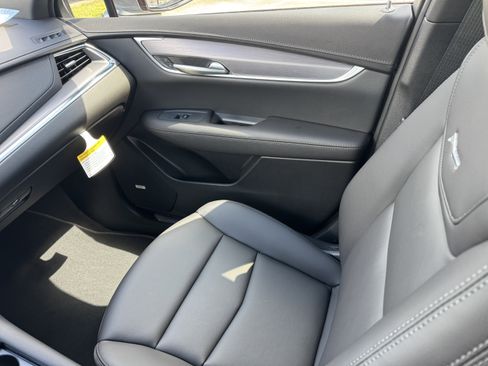 New 2025 Cadillac XT5 Luxury image 17