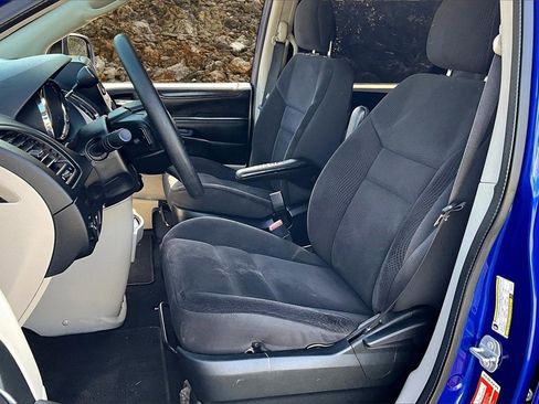 Used 2019 Dodge Grand Caravan SE w/ UConnect Hands-Free Group image 23