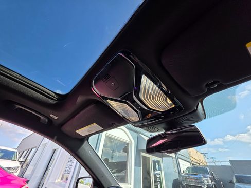 Used 2020 BMW 750i xDrive w/ M Sport Package image 18