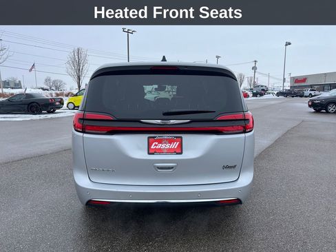 Used 2024 Chrysler Pacifica Touring-L image 5