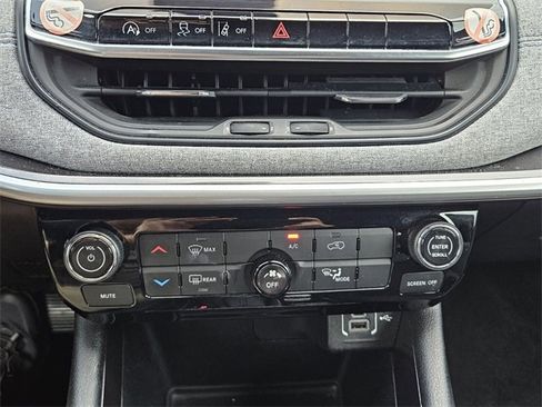 Used 2024 Jeep Compass Latitude image 19