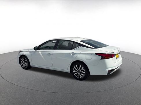 Used 2025 Nissan Altima 2.5 SV FWD image 10