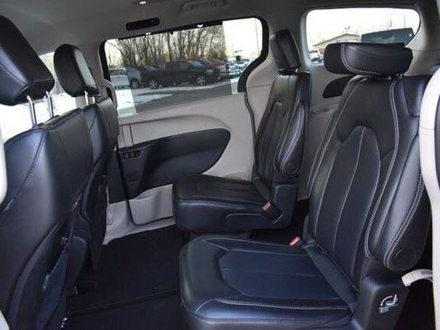 Used 2024 Chrysler Pacifica Touring-L FWD image 22