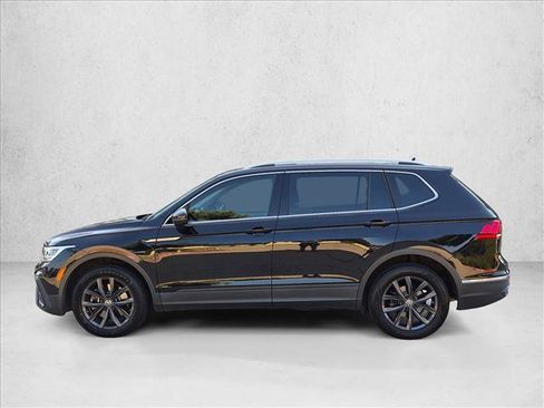 Used 2022 Volkswagen Tiguan SE w/ Panoramic Sunroof Package FWD image 9