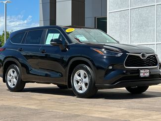 Used 2023 Toyota Highlander LE FWD video 2