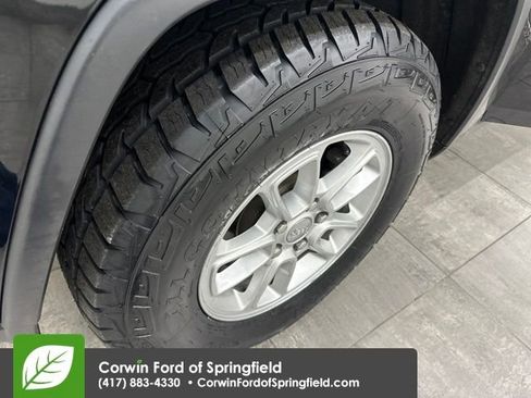 Used 2018 Jeep Grand Cherokee Laredo image 37