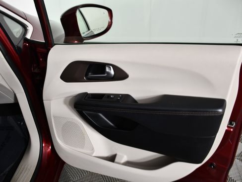 Used 2019 Chrysler Pacifica Touring-L FWD image 38
