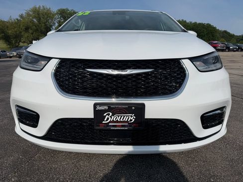 Used 2022 Chrysler Pacifica Touring-L FWD image 2