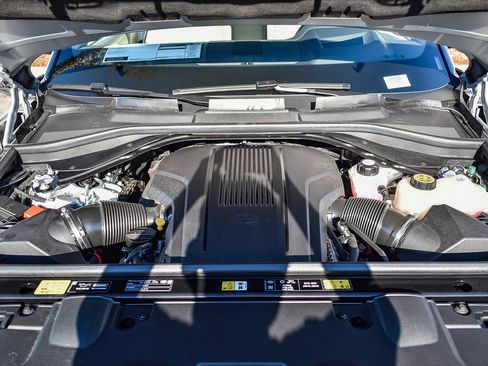 Used 2025 Land Rover Range Rover SE image 27