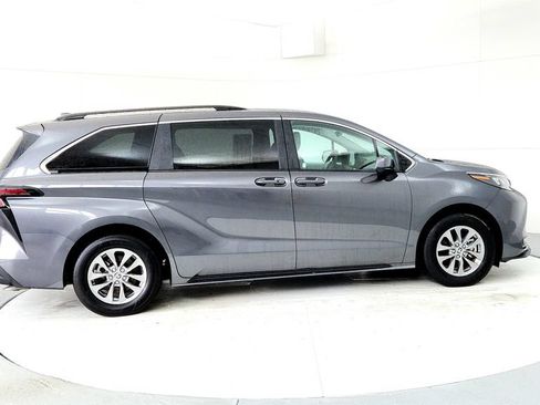 Used 2025 Toyota Sienna LE AWD/4WD image 6