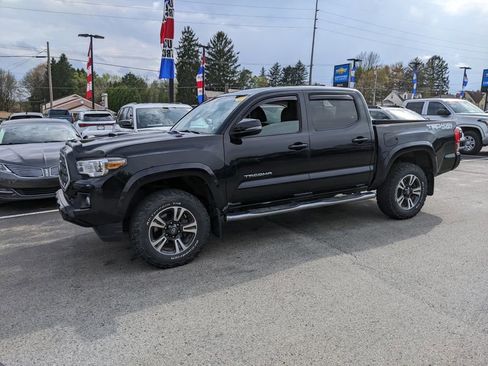 Used 2019 Toyota Tacoma TRD Sport AWD/4WD image 8
