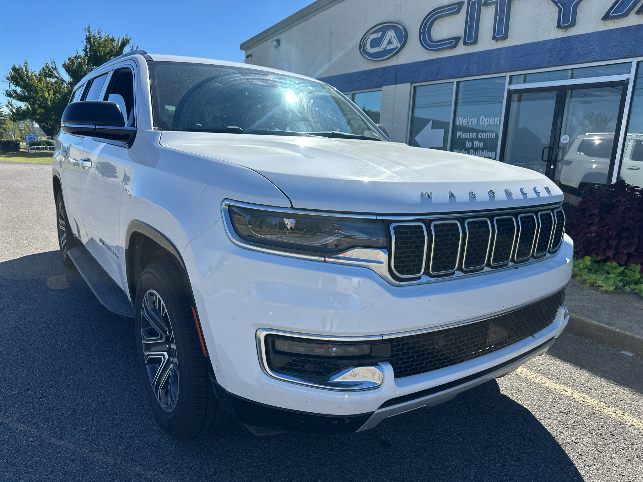 Used 2024 Jeep Wagoneer Series II w/ Flexible Seating Group RWD image 2