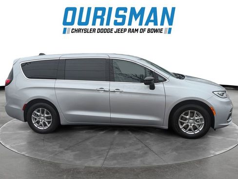 Used 2026 Chrysler Pacifica Select image 7