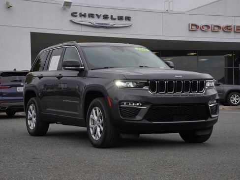 Used 2022 Jeep Grand Cherokee Limited image 2