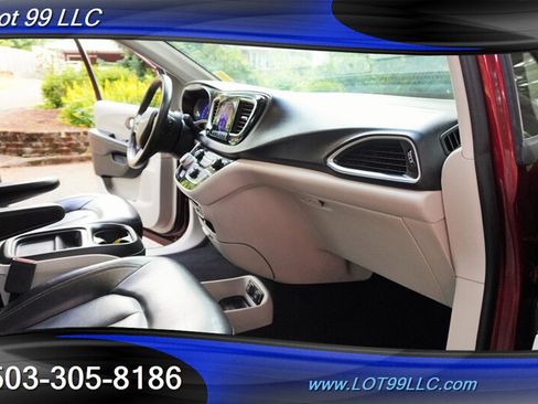 Used 2017 Chrysler Pacifica Touring-L FWD image 17