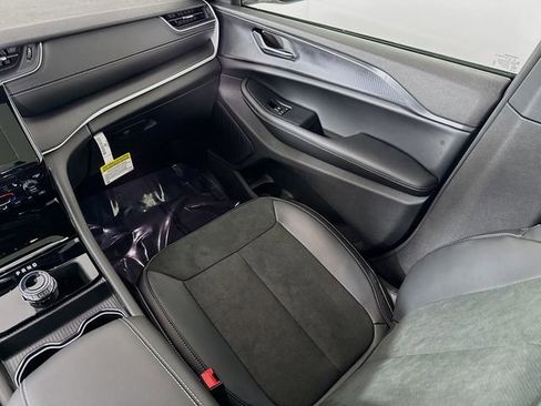New 2025 Jeep Grand Cherokee Altitude image 23