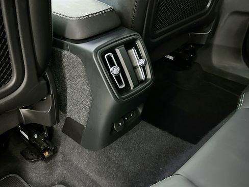 Used 2022 Volvo XC40 P8 Recharge Ultimate image 29