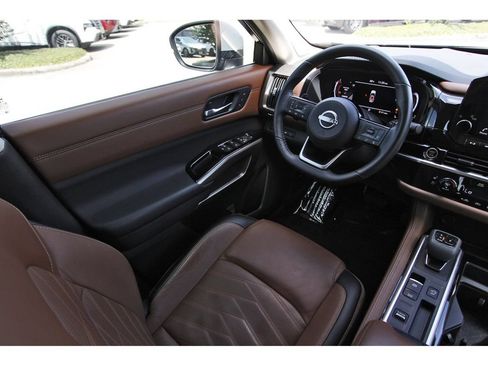 Used 2024 Nissan Pathfinder Platinum FWD image 11