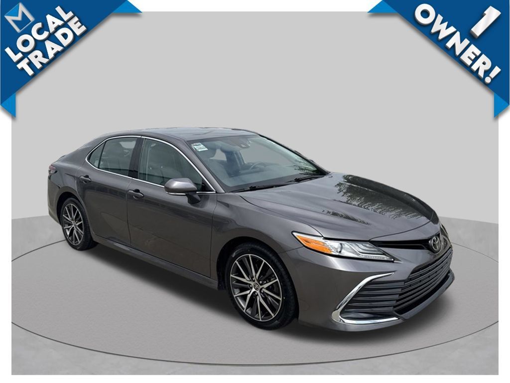 Used 2021 Toyota Camry XLE FWD image 3