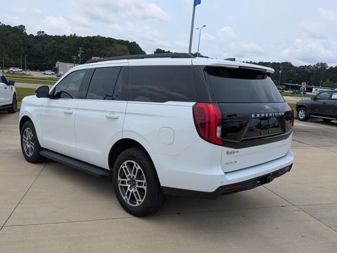 Used 2025 Ford Expedition Active AWD/4WD image 6