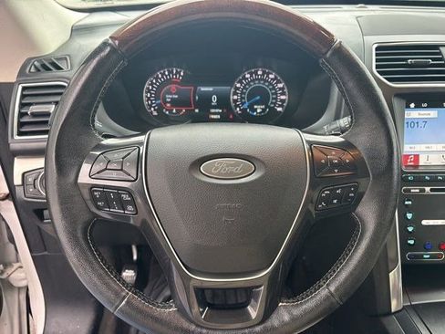 Used 2017 Ford Explorer Platinum image 16